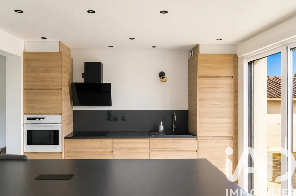 Cuisine - Bungalow rénové avec jardin à Savigne-l'Évêque