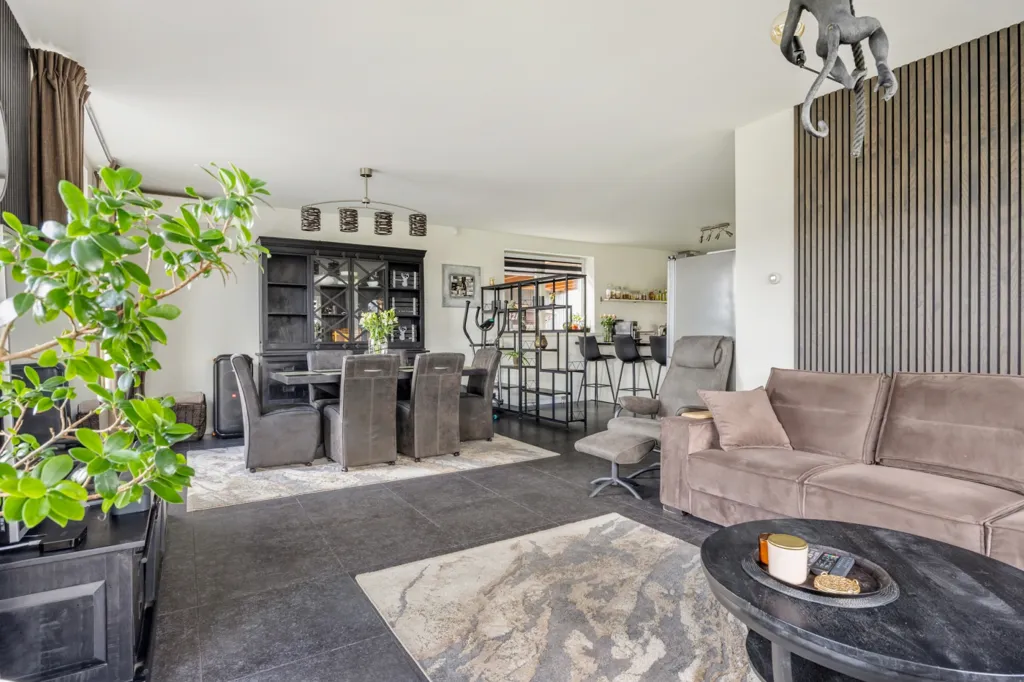 Elutuba - Detached House with Business Hall in Breda