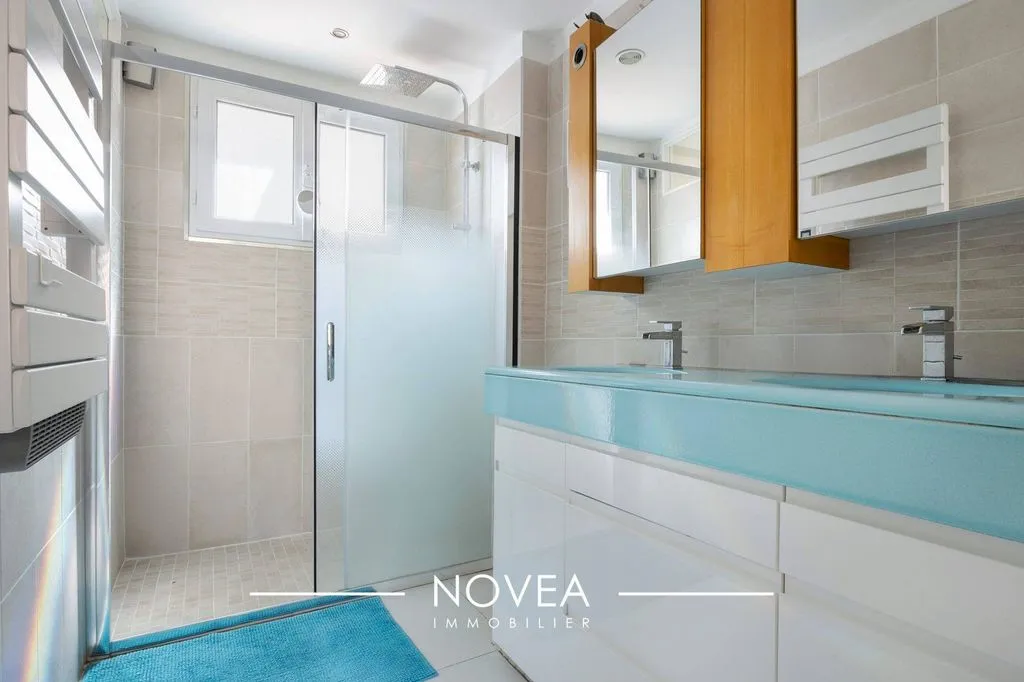 Salles de bain - Maison Familiale avec Jardin dans le Quartier République à Villeurbanne