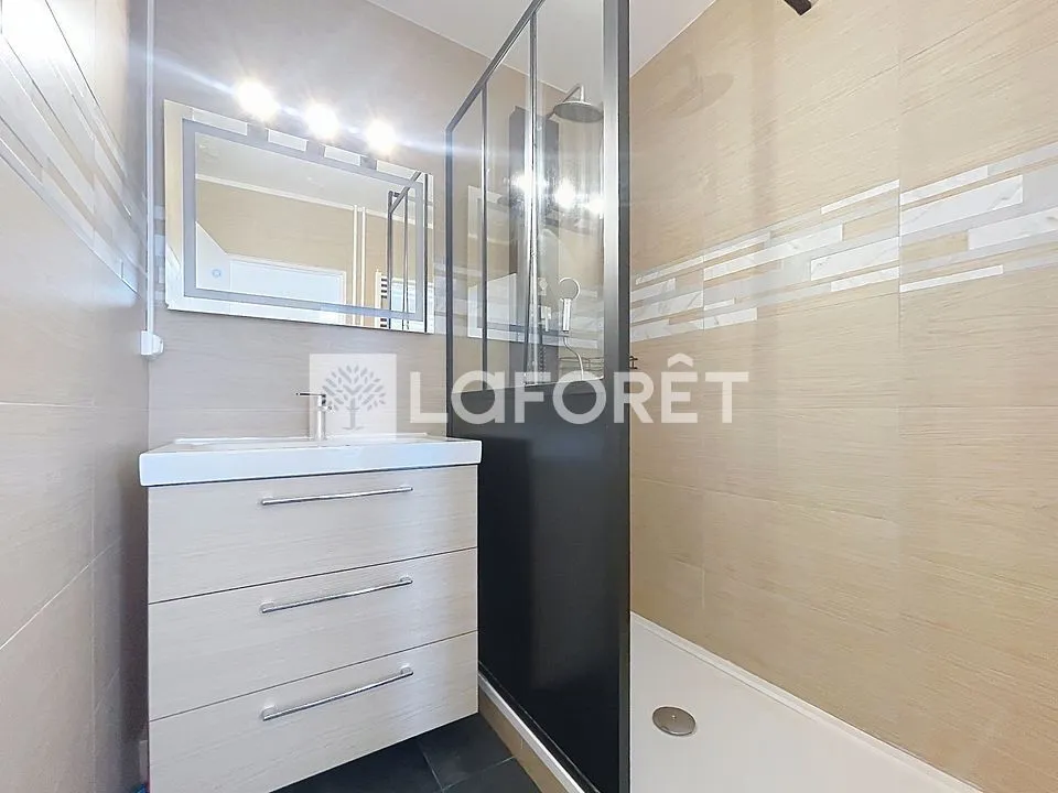 Salles de bain - Appartement Rénové avec Parking à Champigny-sur-Marne
