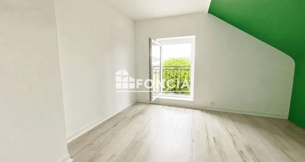 Pièces - Duplex Rénové en Centre-Ville à Melesse