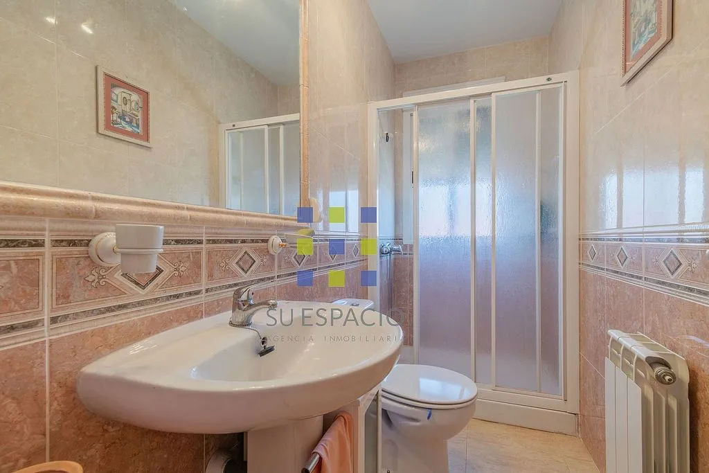 Bathrooms - Chalet with Pool in Méntrida
