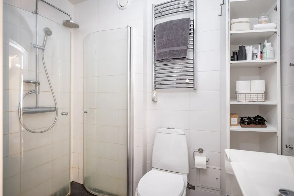 Salles de bain - Compact Two-Bedroom in Central Lidingö