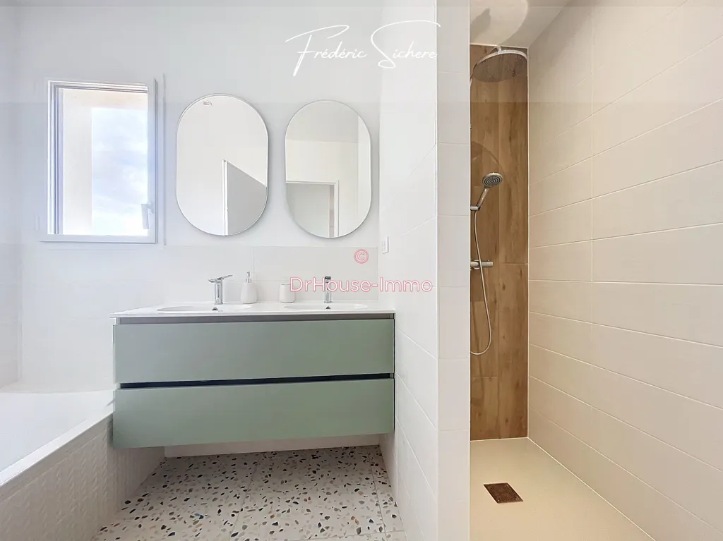 Salles de bain - Maison Contemporaine avec Piscine à La Jarrie
