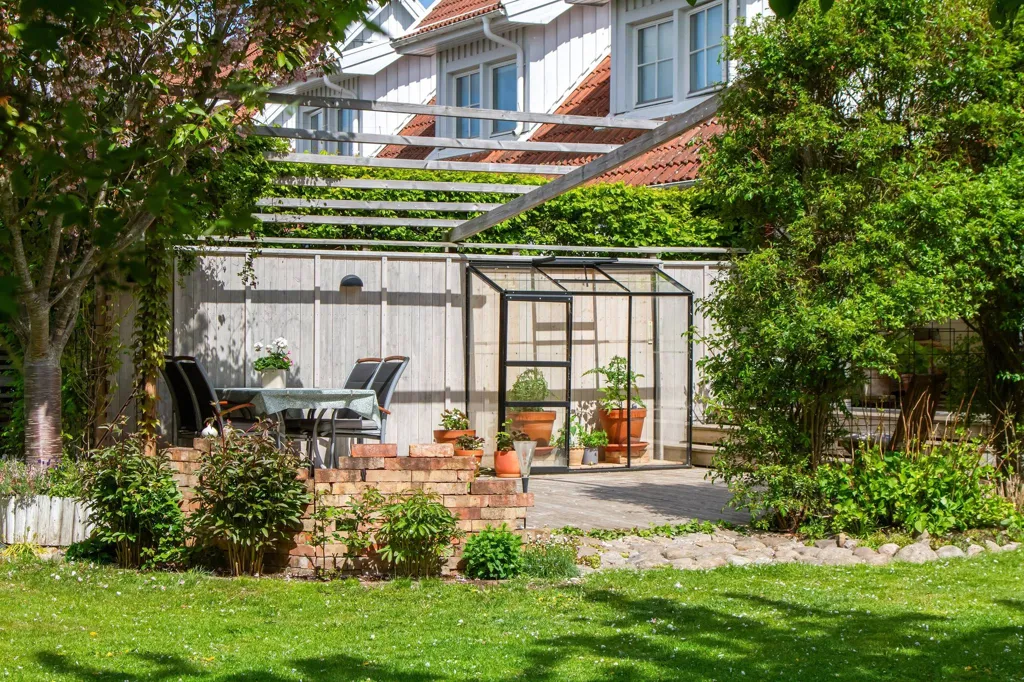 Jardin - Classic 1928 Villa with Garden in Tomelilla