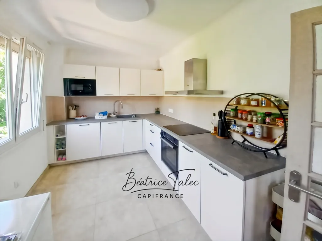 Cucina - Renovated 4-Bed Apartment with Panoramic View in Puyloubier