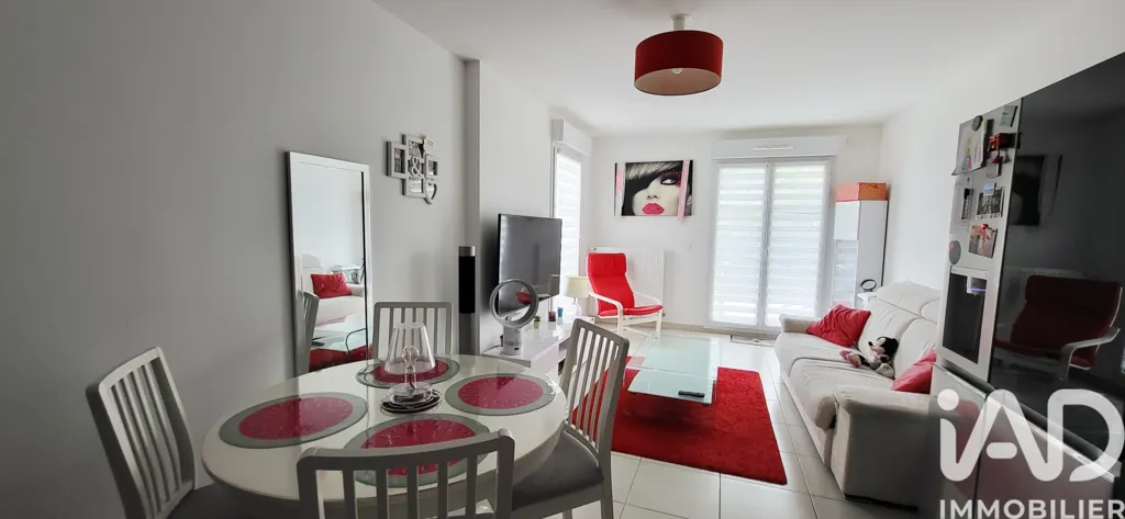 Living Room - Apartment with Private Garden in Le Blanc-Mesnil
