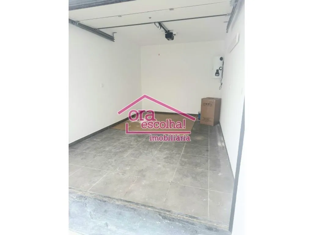 Garage - New Detached House with Pool in Seixal