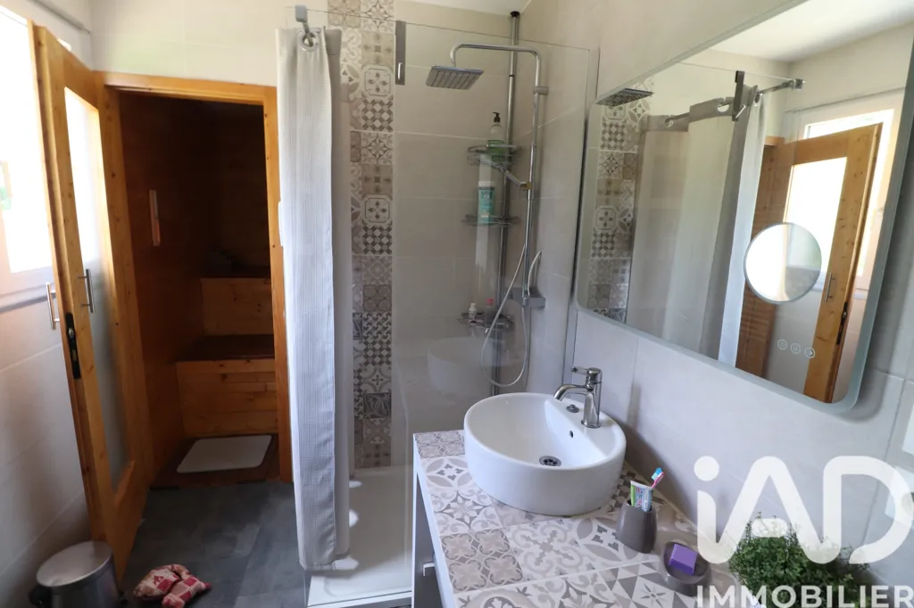 Salles de bain - Maison Contemporaine avec Piscine à Orignolles
