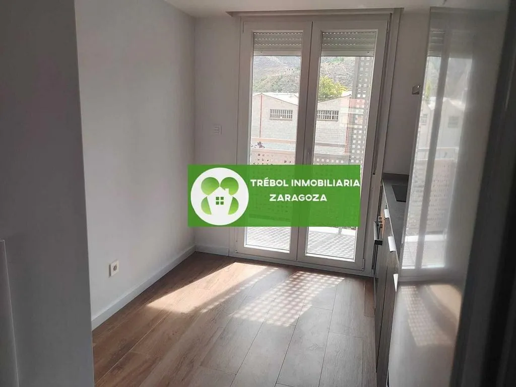 Toad - New-Build Apartment with Large Terrace in Cadrete