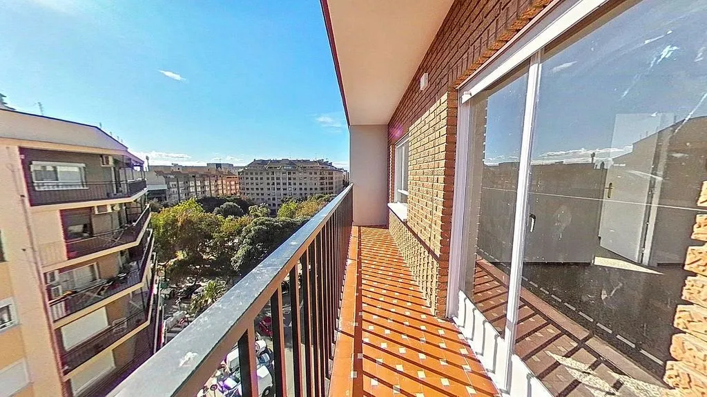 Balcon - 3-Bedroom Apartment with Sea Access in Valencia