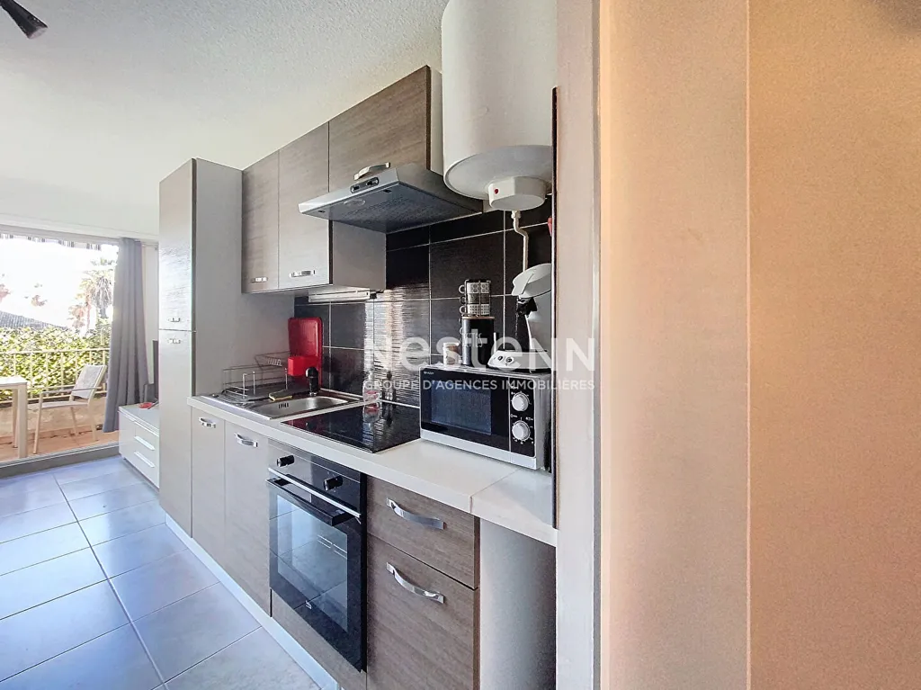 Cuisine - Studio avec Terrasse et Piscine à Golfe Juan