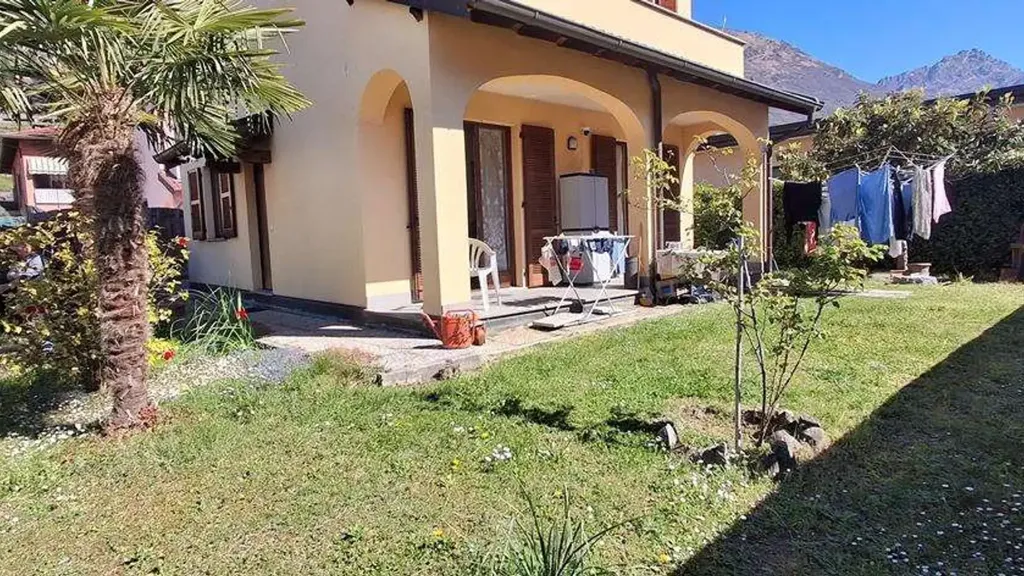 Jardin - Villa with Private Garden in Porlezza