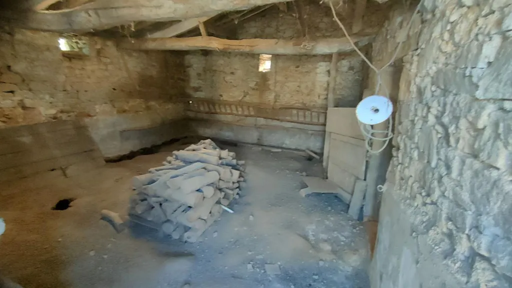 Pièces - Grange en Pierre à Rénover à La Verrie