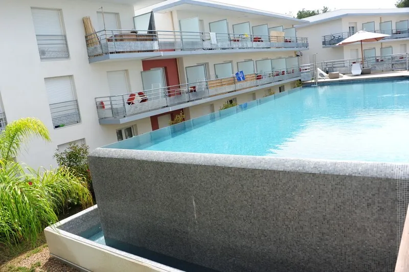 Piscine - Studio Meublé avec Accès à des Infrastructures à Paris