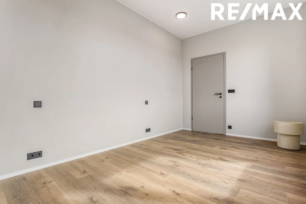 Pièces - 5-Bed Apartment with Balcony in Álftanes