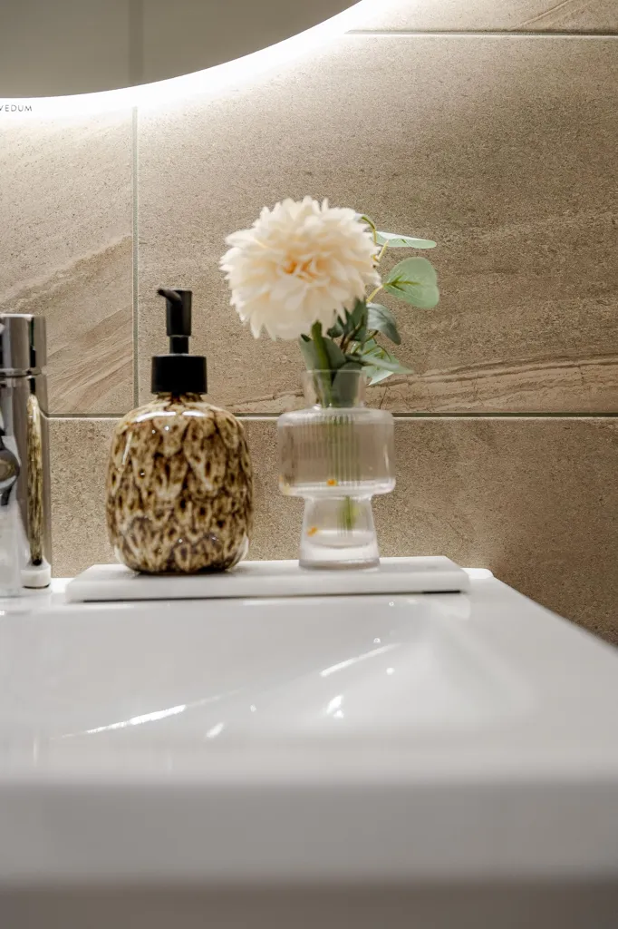 Salles de bain - Modern Apartment with Extra Study in Björkalund