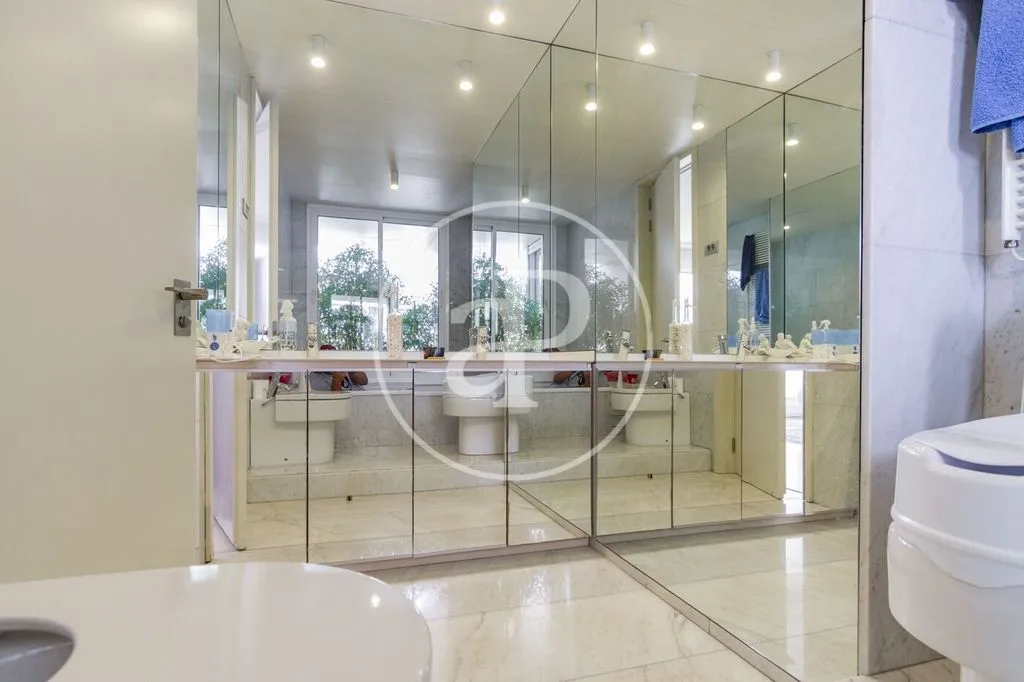 Vannitoad - Luxury Villa with Pool in Chamartin, Madrid