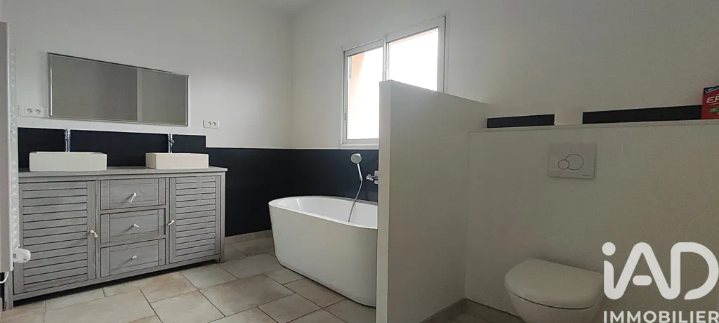 Salles de bain - Maison Moderne avec Terrasse à Cherveux