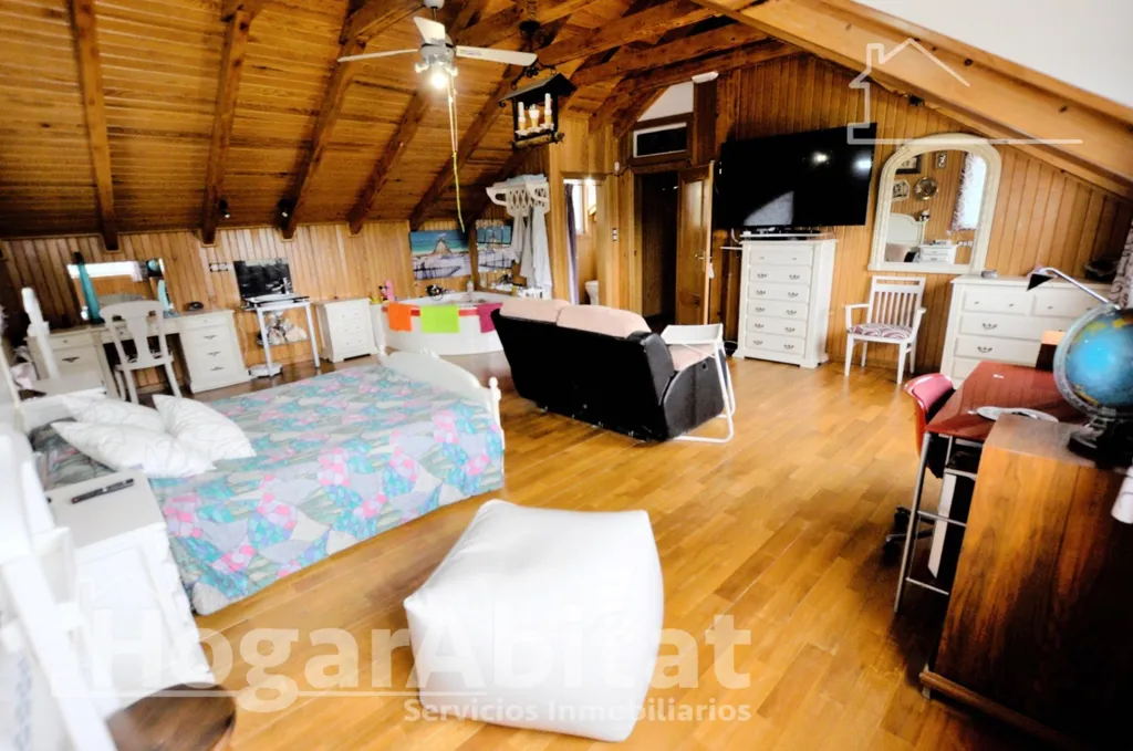 Pièces - Semi-New Chalet with Terrace in Monserrat