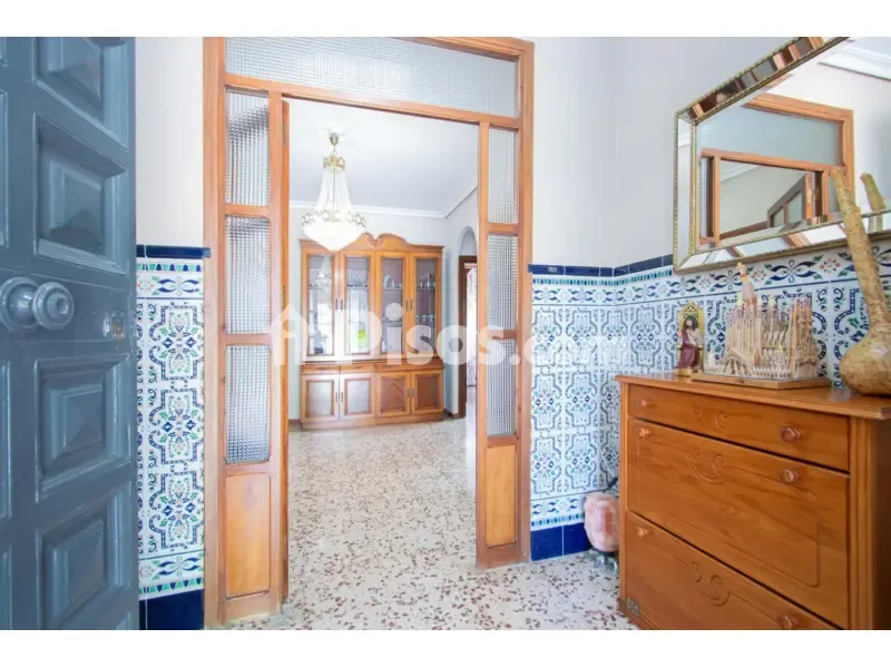 Esik - Chalet with Extensive Garden in Nuevo Bulevar