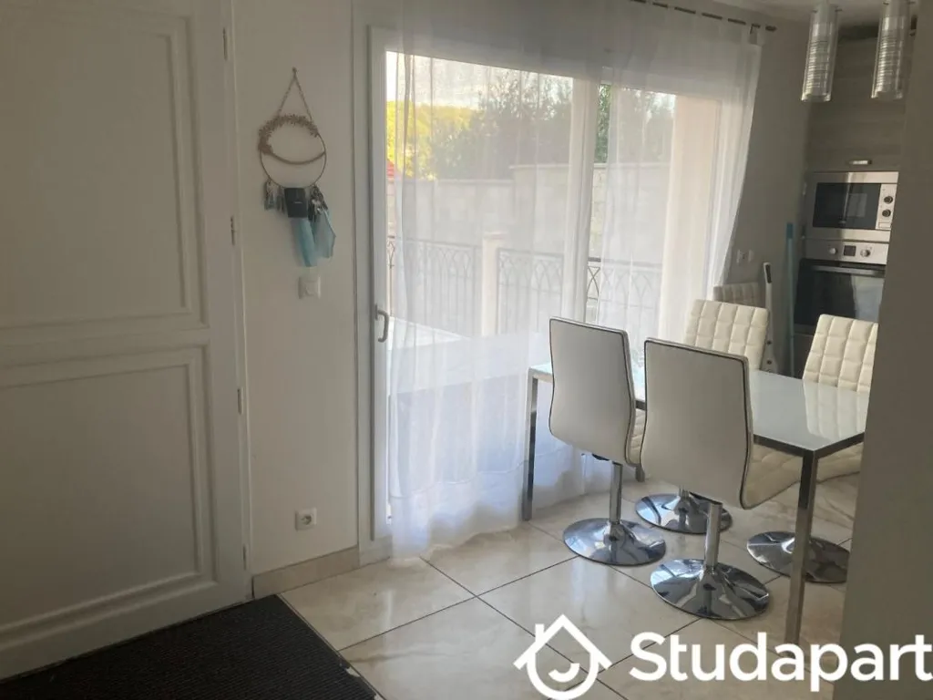 Söögituba - Student-Friendly Flat in La Falaise