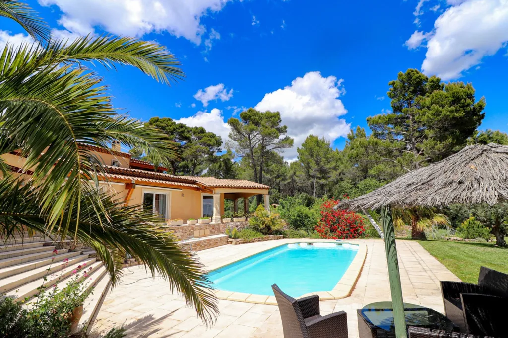 Piscine - Propriété avec Piscine et Jardin Paysager à Flayosc