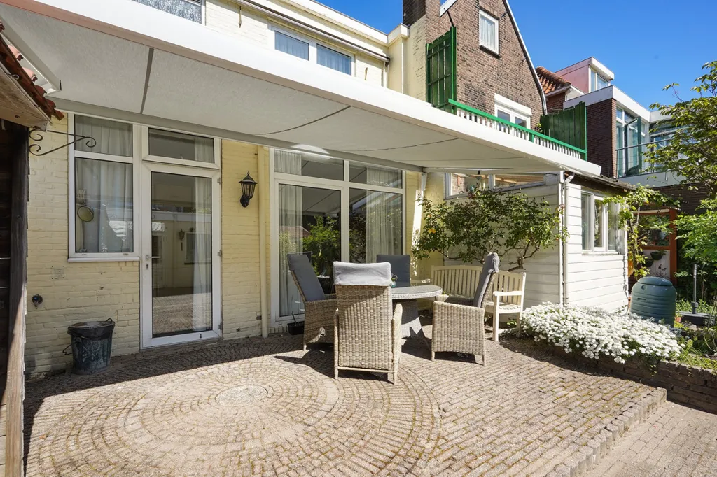 Terrasse - 1920s Semi-detached House with Garden in Delft