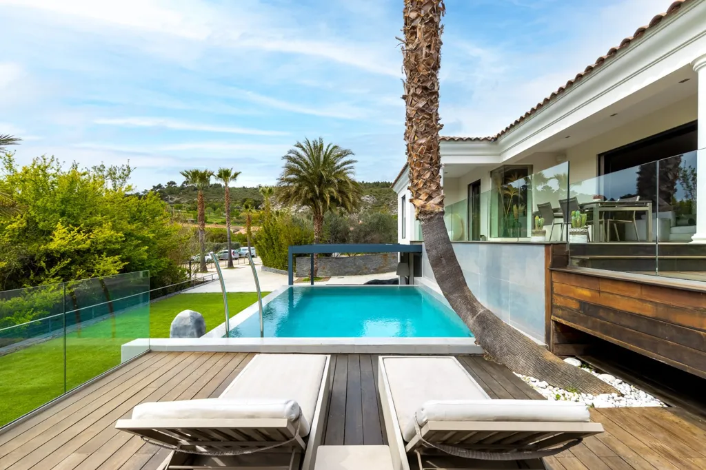 Bassein - Architectural Villa with Infinity Pool in Allauch