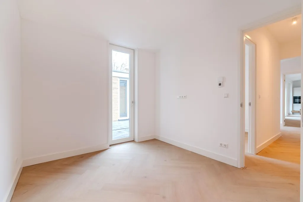 Rooms - Modernised Three-Bedroom Flat with Garden in 's-Gravenhage