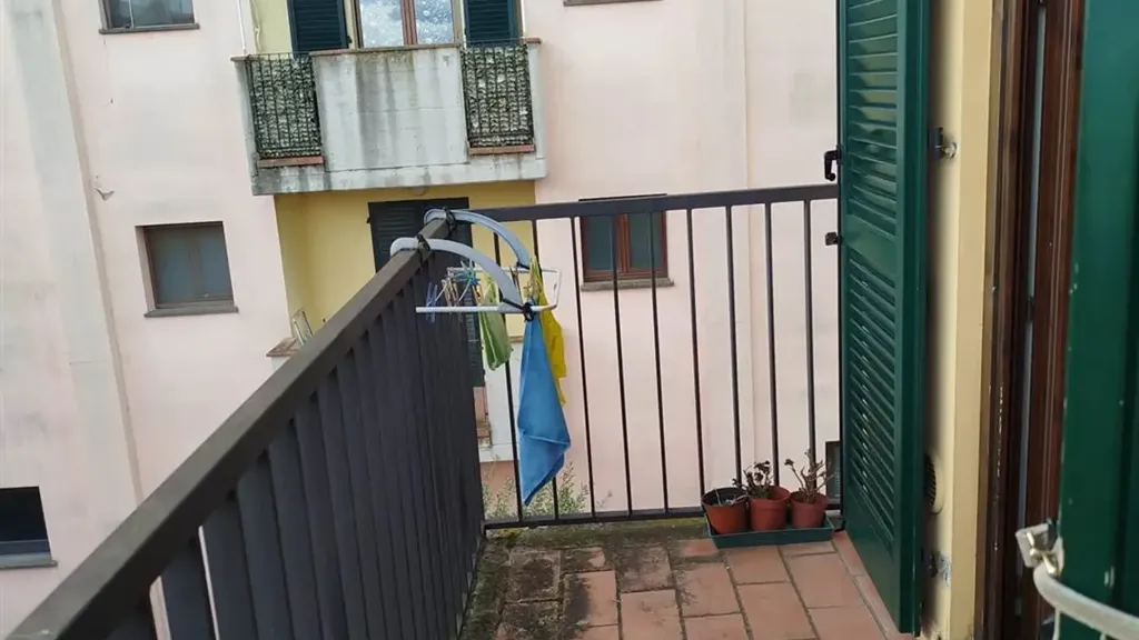 Balcon - Two-Level Apartment with Balcony in Campi Bisenzio