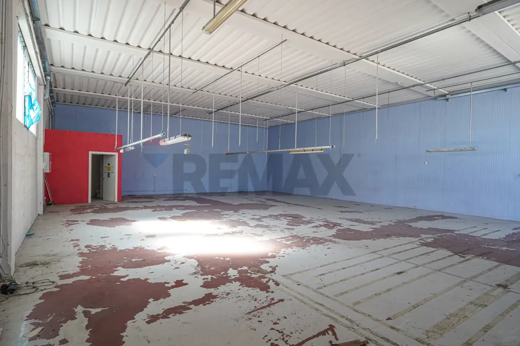 Pièces - Industrial Warehouse with Private Piazza in Medolago