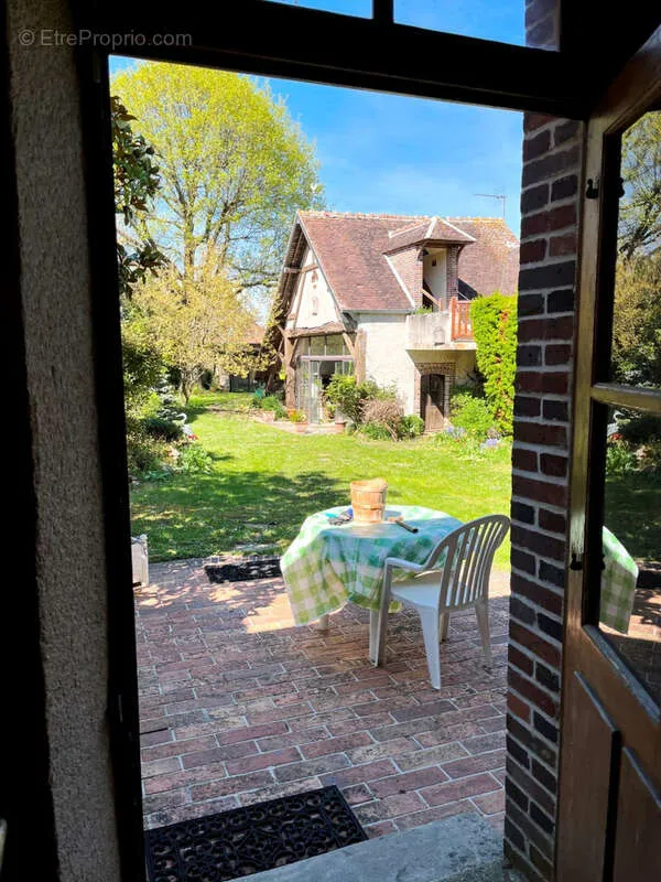 Aed - Charming Two-Home Property with Garden in Sens