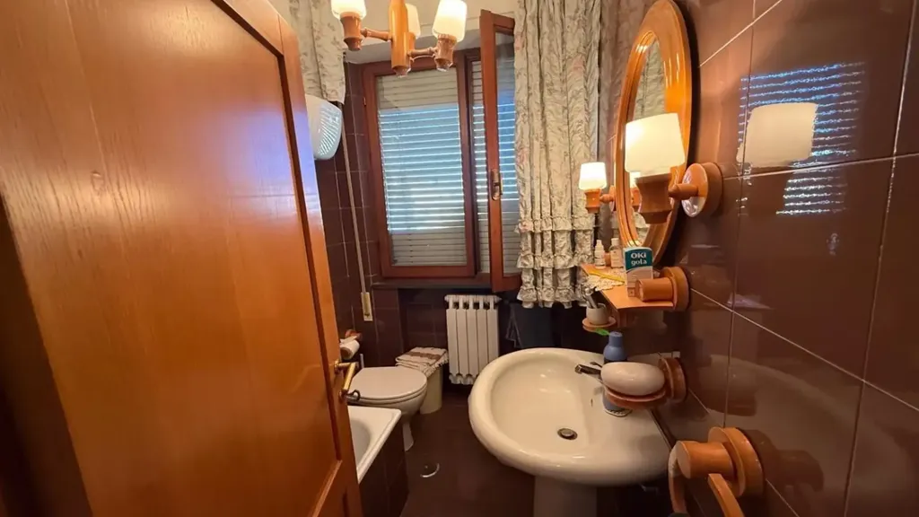 Salles de bain - 7-Room Apartment with Balconies in Certaldo