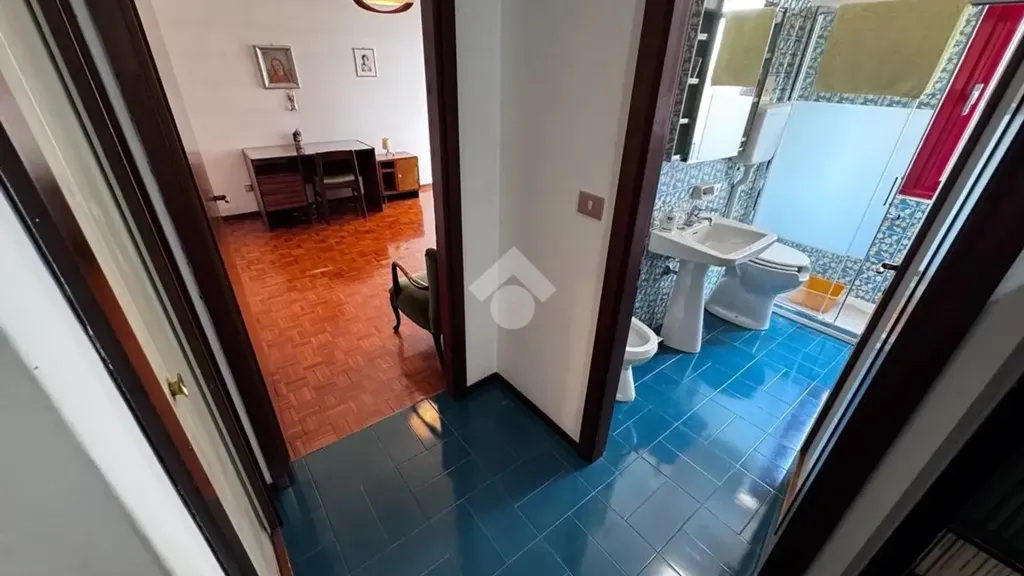 Bagni - 1970s Apartment with Mountain View in Schio