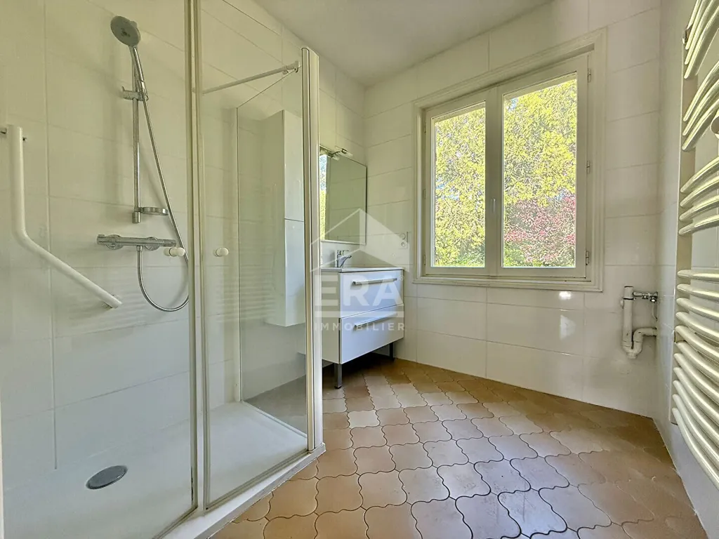 Salles de bain - Maison Familiale avec Piscine à Écully