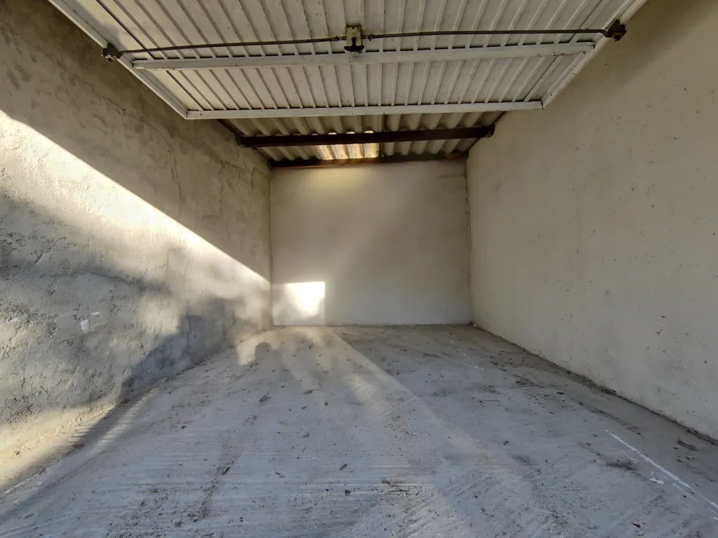 Garaaž - Ground Floor Apartment with Garage in Courbessac