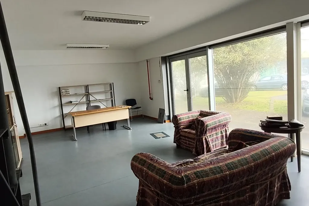 Bureau - Warehouse with High Ceilings in Accessible Location