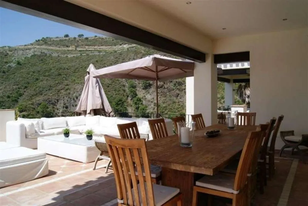 Terrass - South-Facing Villa with Infinity Pool in Marbella
