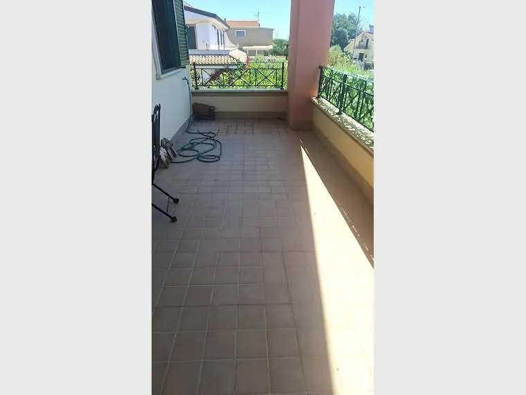 Balcone - Casa indipendente con giardino a Pomezia