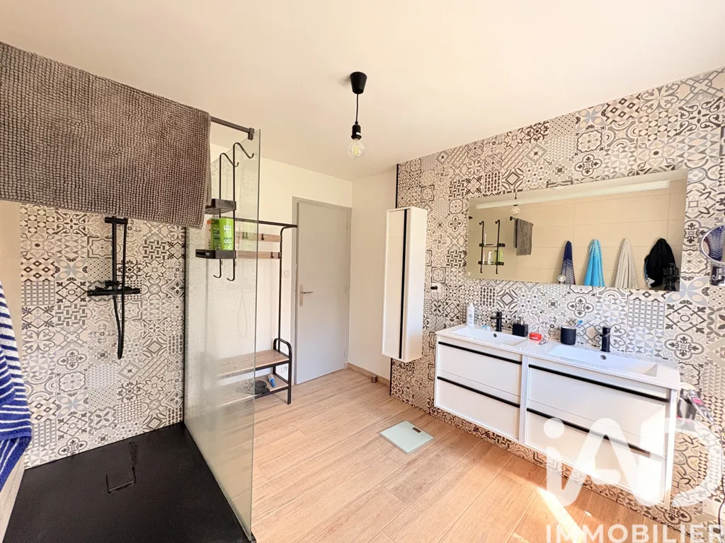Salles de bain - Maison Individuelle avec Jardin et Terrasse à Cantal
