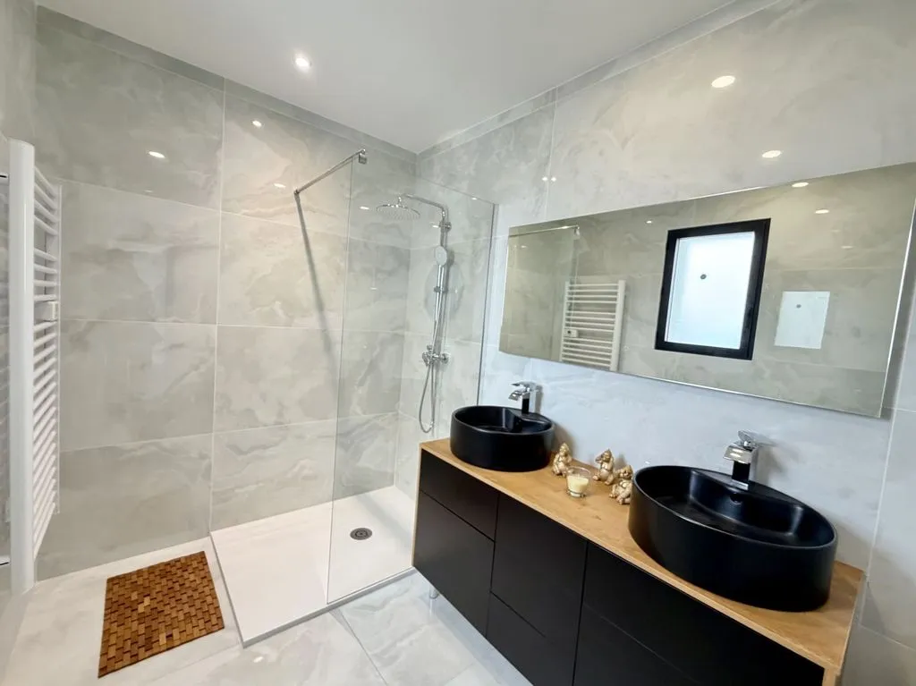 Bathrooms - Luxury Villa with Pool in Agde