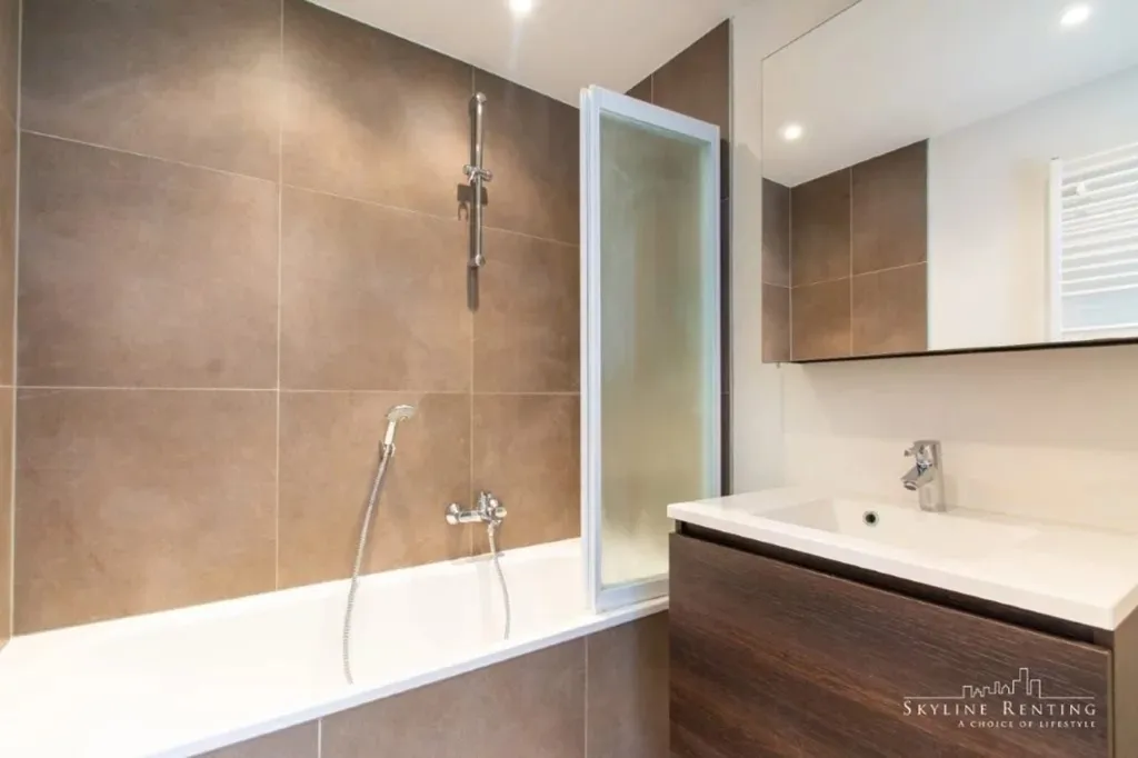 Salles de bain - Appartement Meublé avec Ascenseur à Ixelles