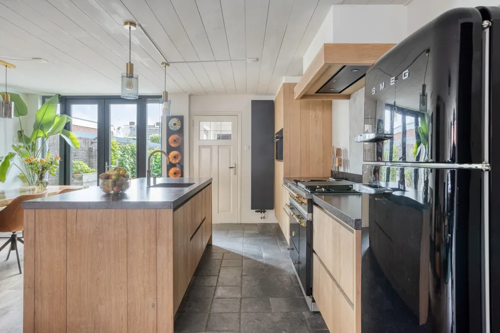 Köök - Spacious Semi-detached House with Deep Garden in Halsteren