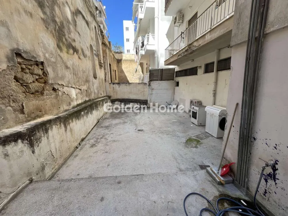 Aed - Commercial Space with Loft Potential in Piraeus