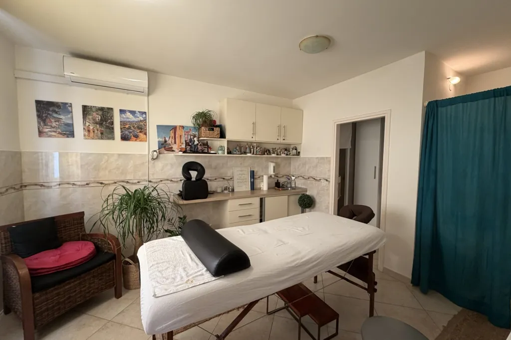 Pièces - Commercial Apartment with Glazed Hallway in Trstenik