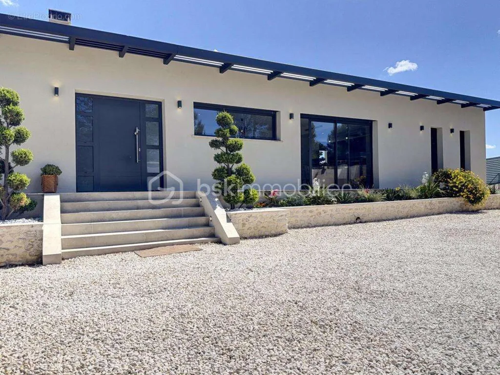 Exterior - Villa with Panoramic View on Vedène Heights