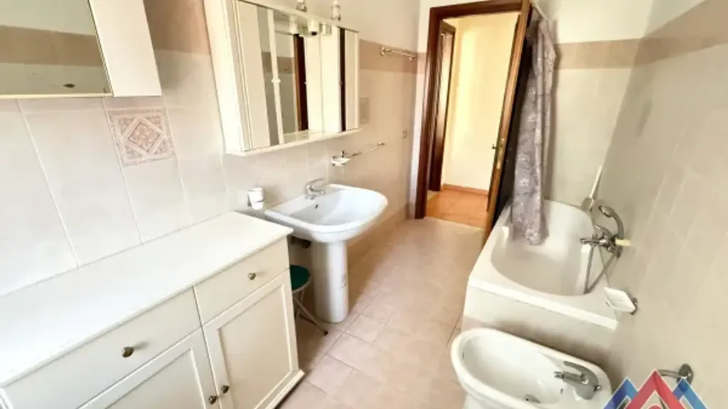 Salles de bain - Three-Bedroom Apartment with Balcony in Sora