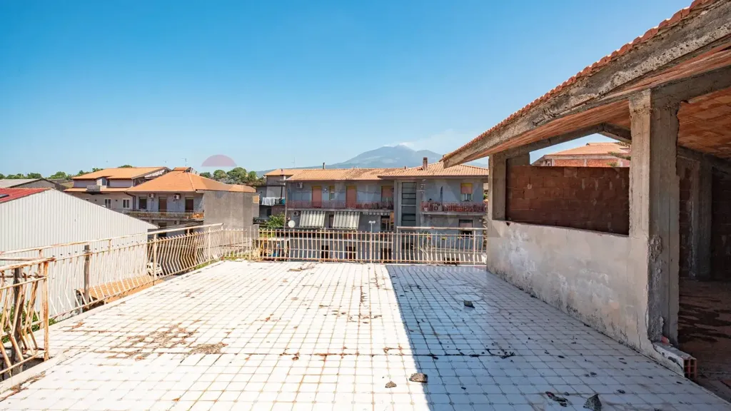 Terrasse - Commercial Space with Apartments in Belpasso
