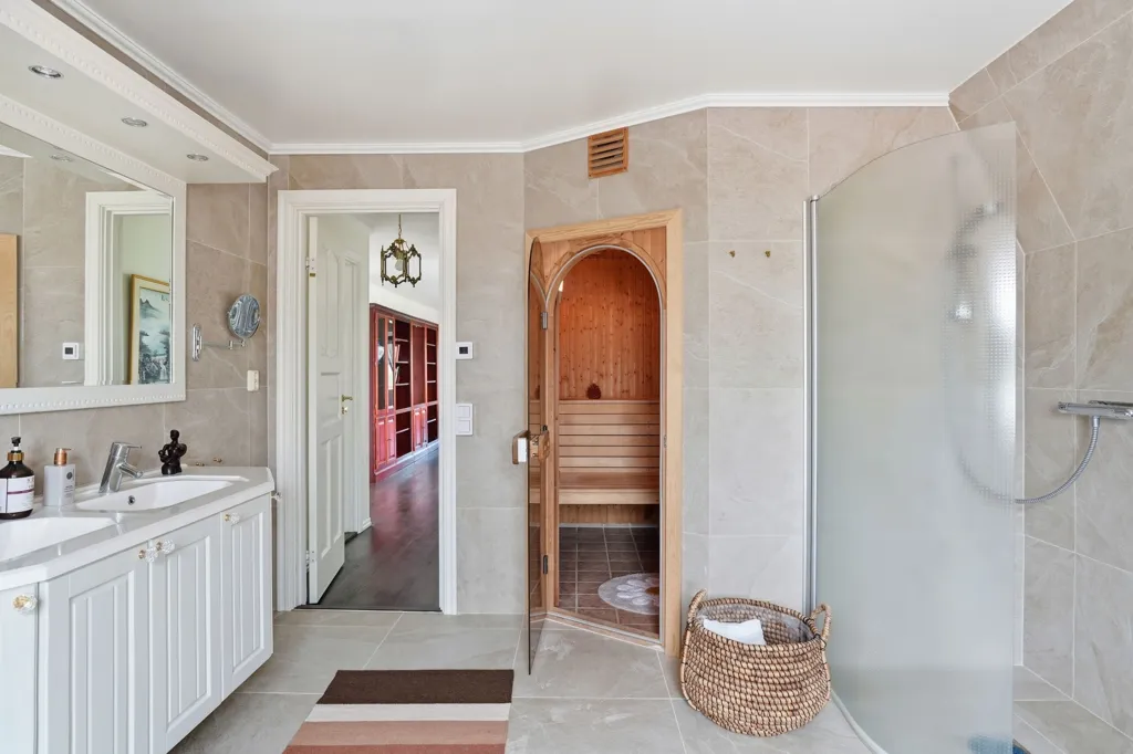 Vannitoad - Classical Manor-Style Villa with Open Views near Uppsala